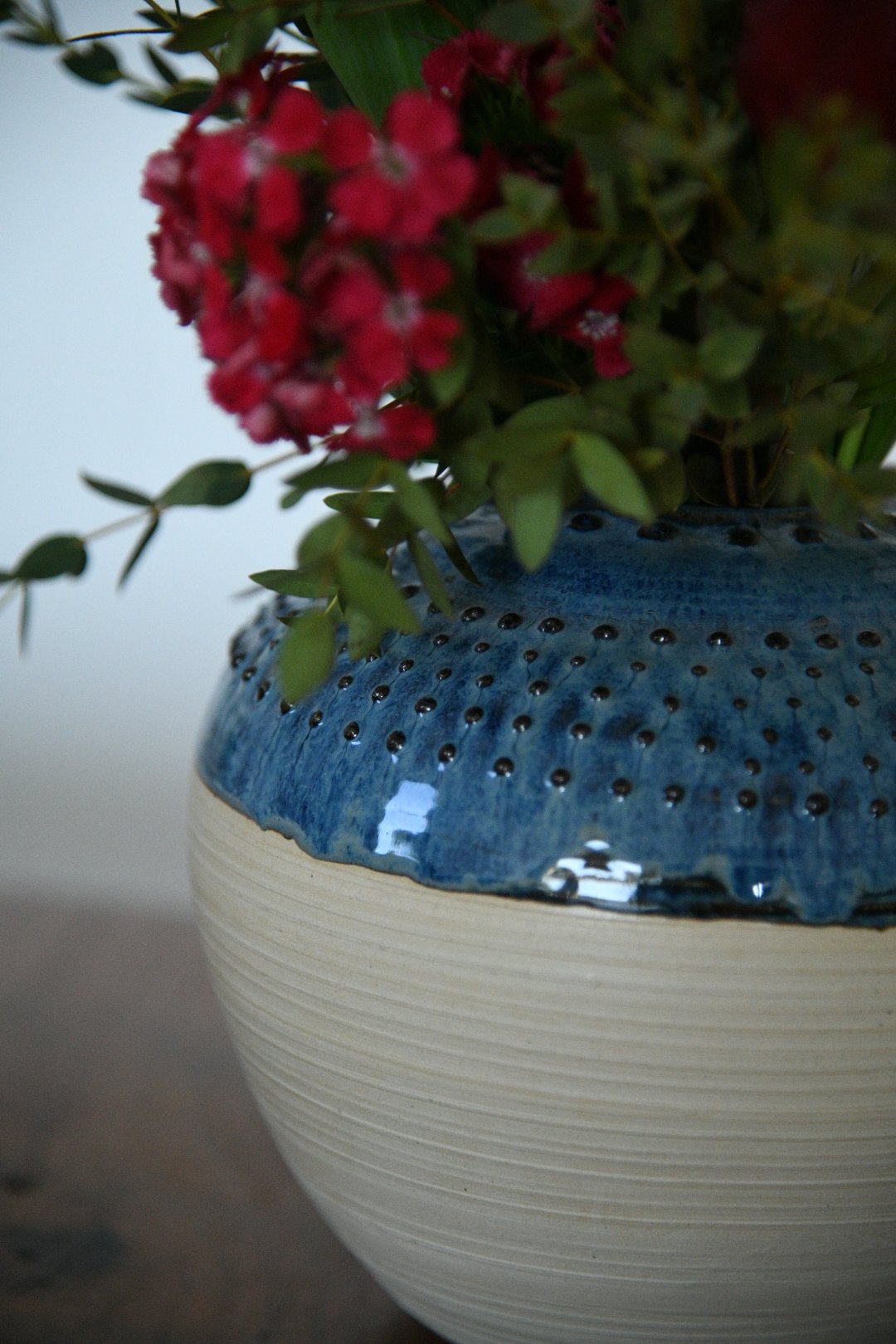 vaso blu lunares con texture