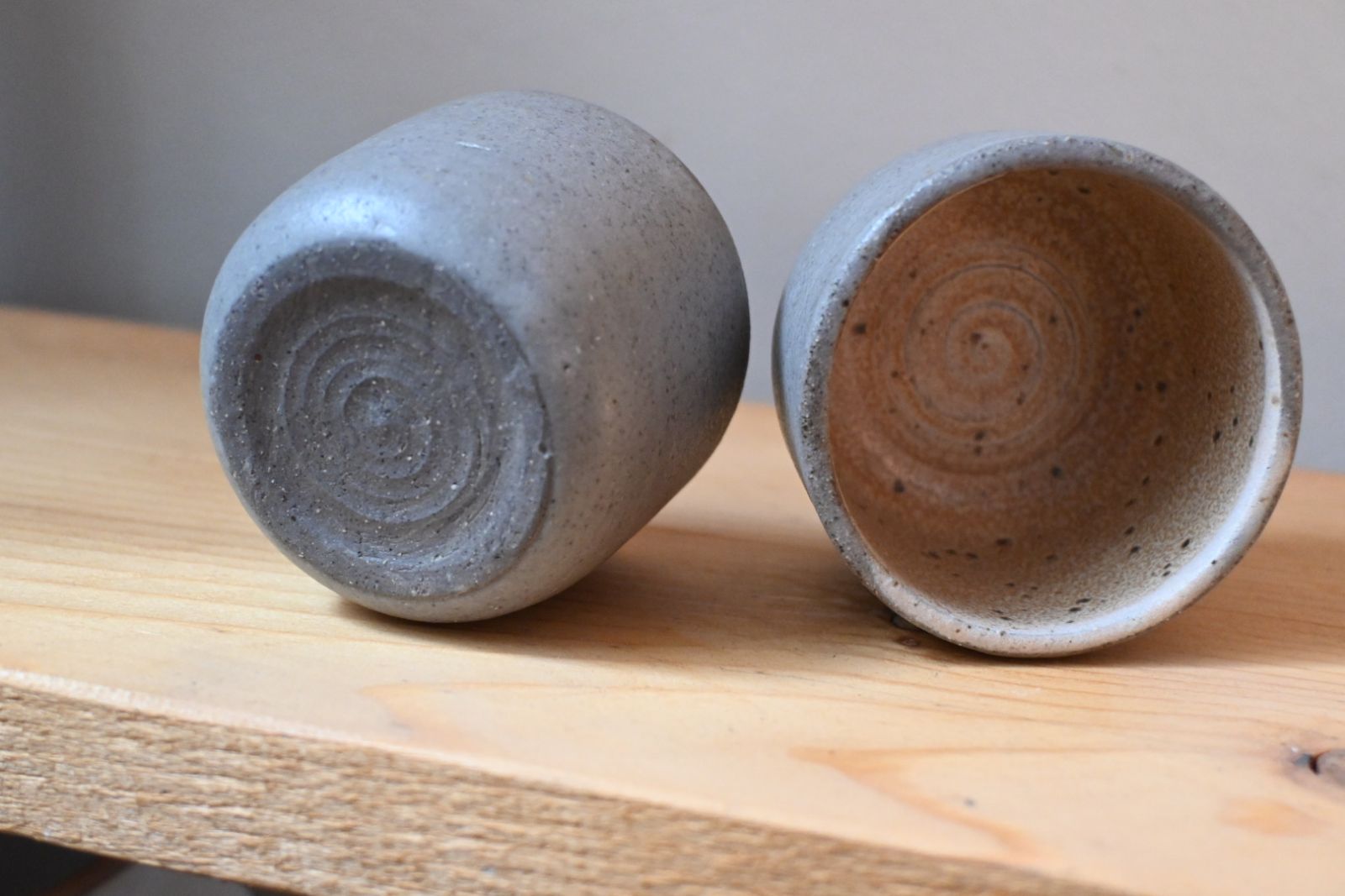 coppia di tazzine in gres grigio 3