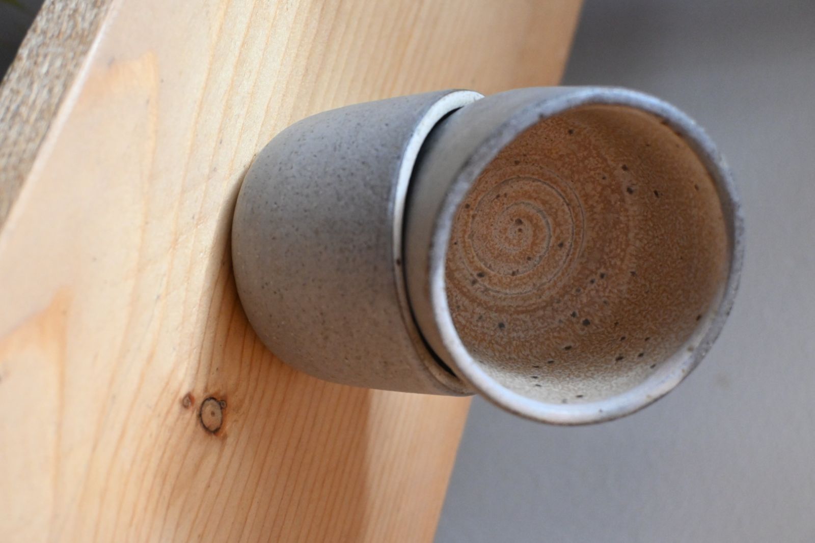 coppia di tazzine in gres grigio 4