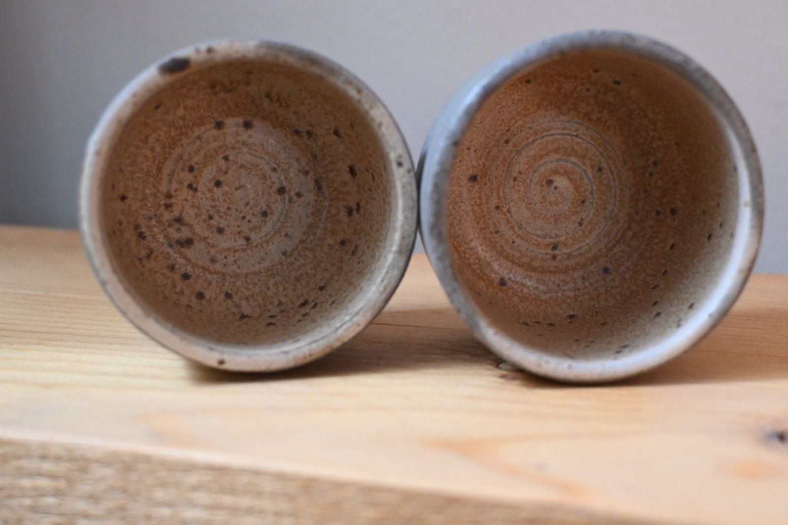 coppia di tazzine in gres grigio 5