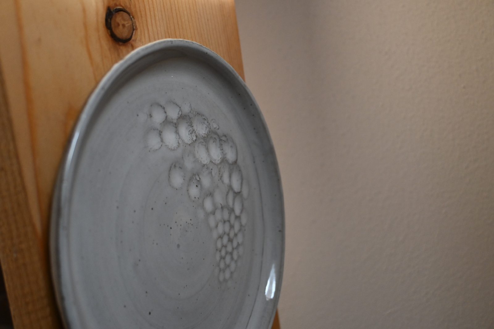 piattino in gres grigio con decorazione sferica 5