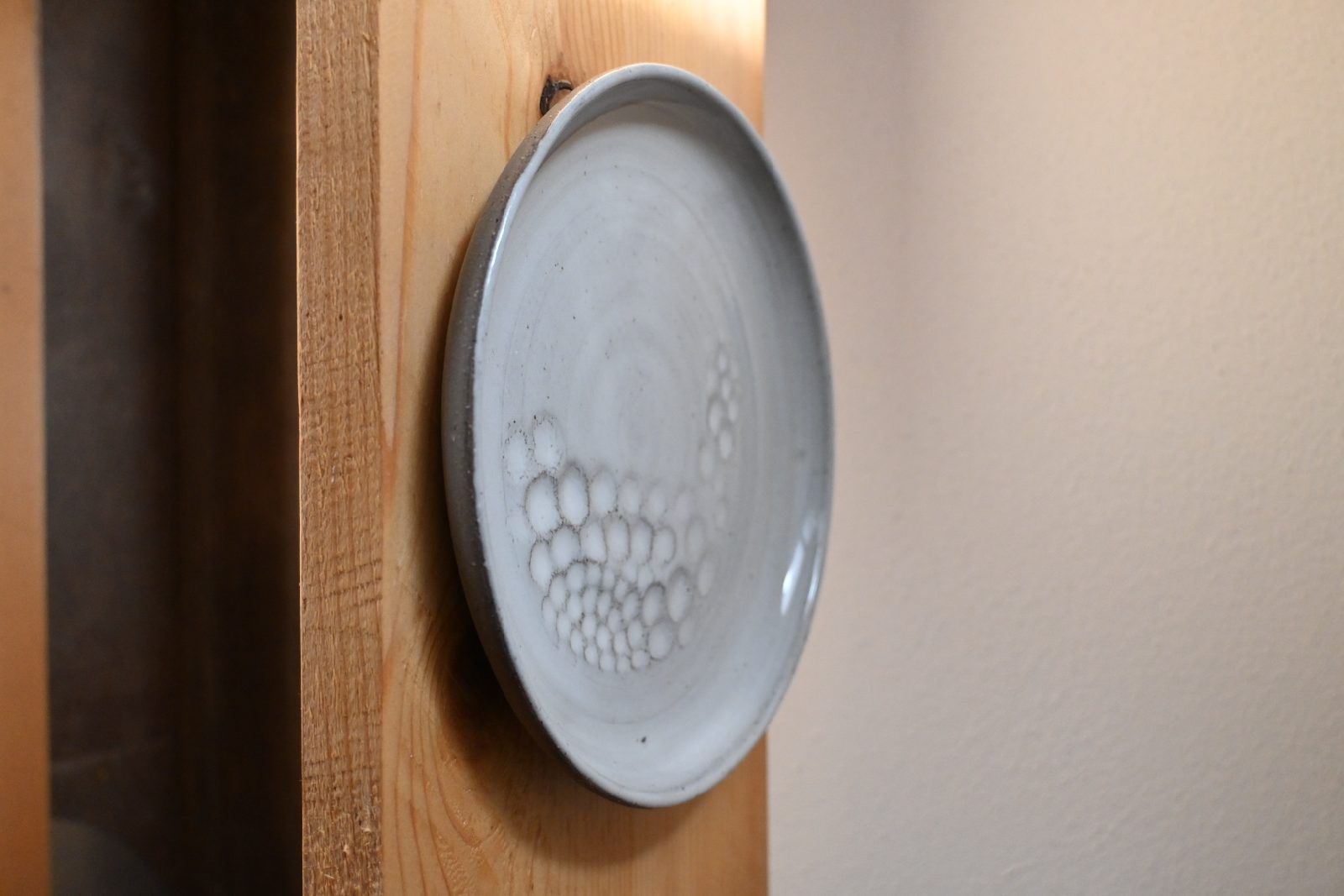 piattino in gres grigio con decorazione sferica 9
